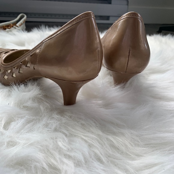 Classic kitten heel with clever designed cutouts - Picture 2 of 2